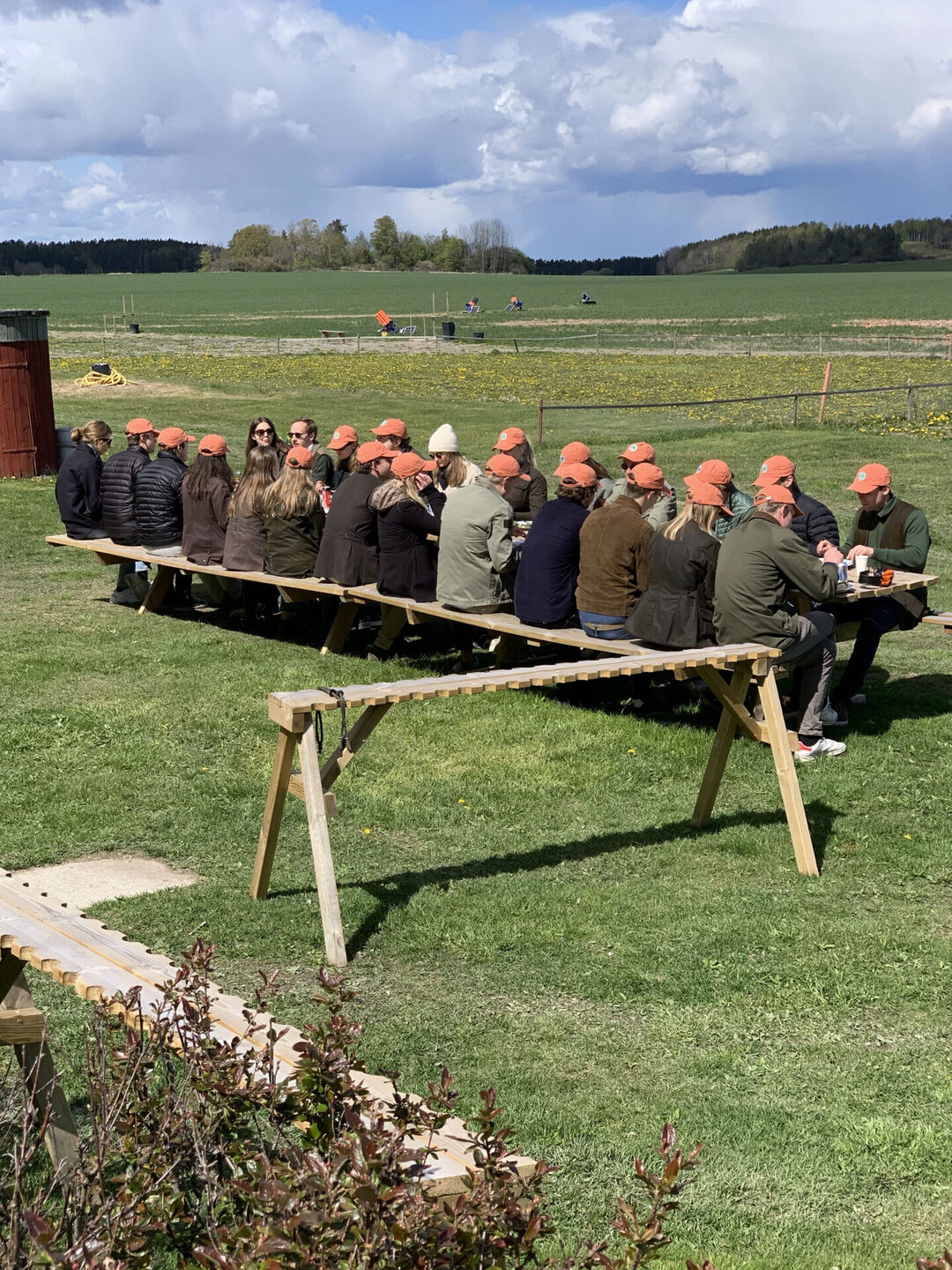 deltagare på lerduveskytte-event som äter lunch