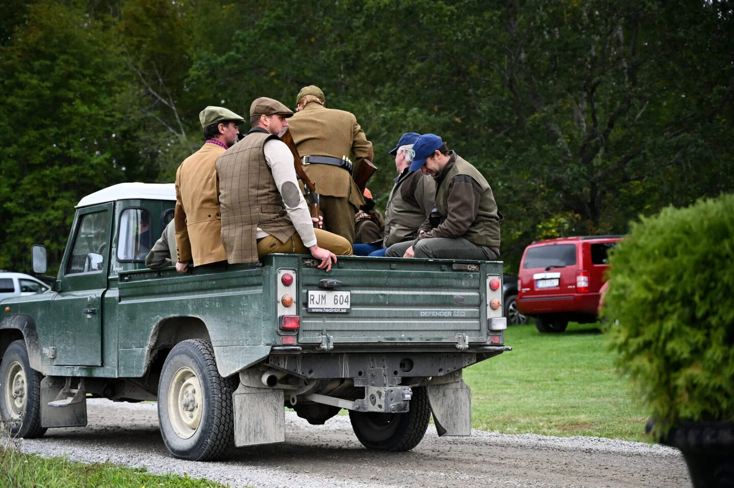 Kursdeltagare påväg till skyttebana på bilflak