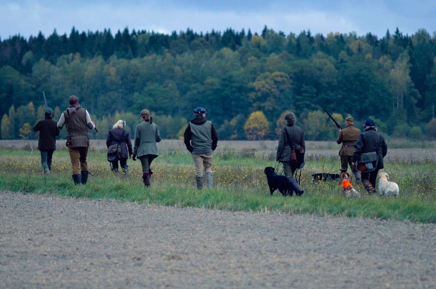 Kursdeltagare i jägarkursen ute på åker