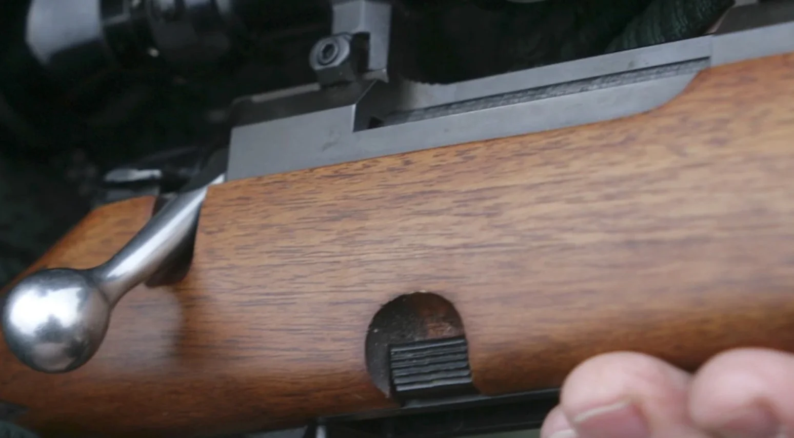 Närbild på ett kulgevär (älgstudsare)